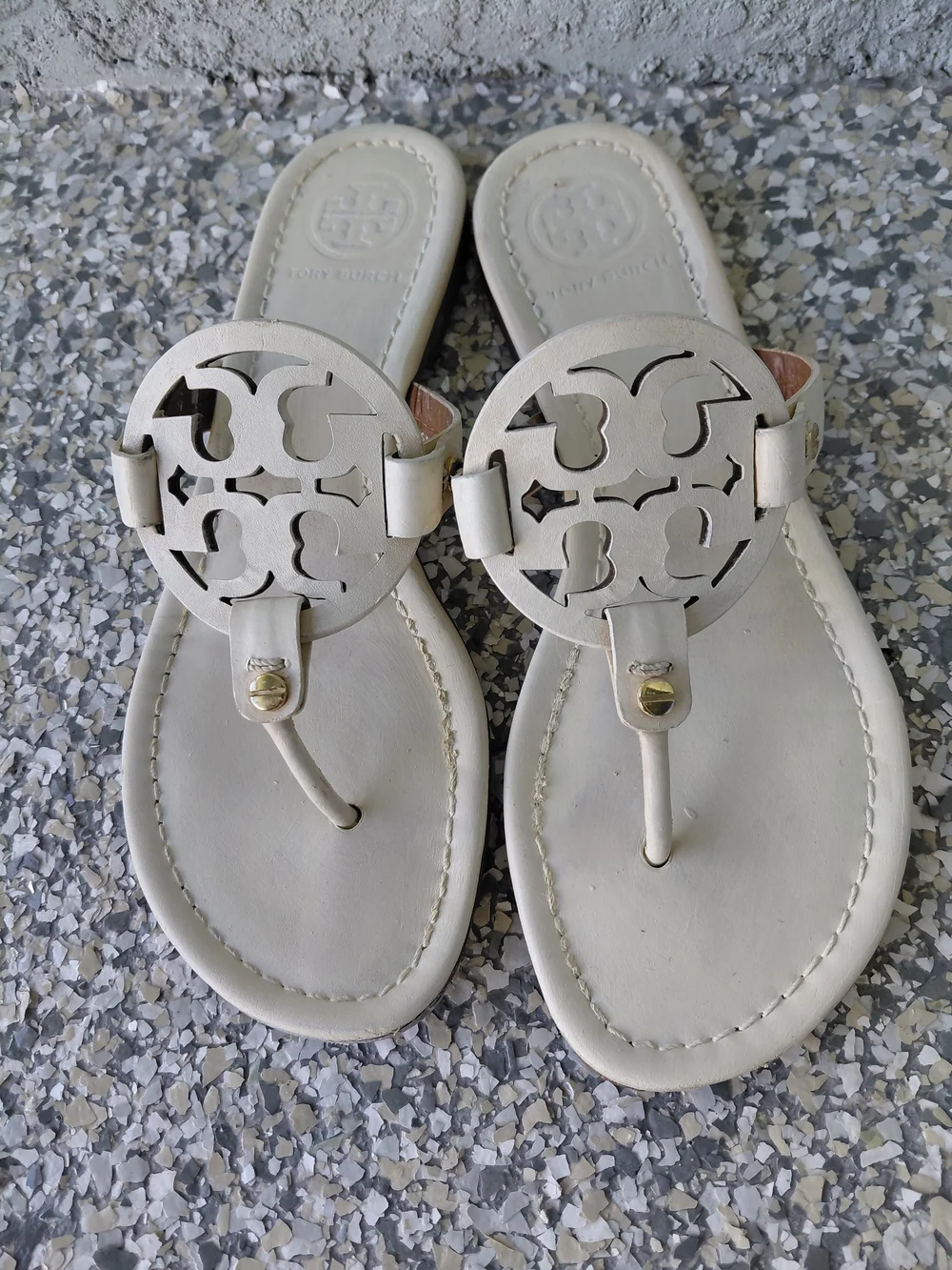 Tory Burch Miller Ivory Leather Logo Thong Sandals Flip Flops Women's 6,5/7 - Picture 2 of 6